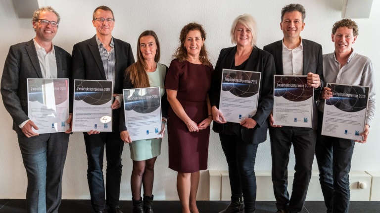 Minister met 6 hoofdaanvragers Zwaartekracht 2019_WEB.jpg